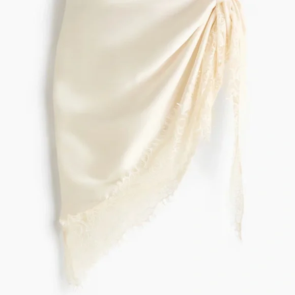 H&M Large Triangular Scarf. NWT. - Picture 6 of 6